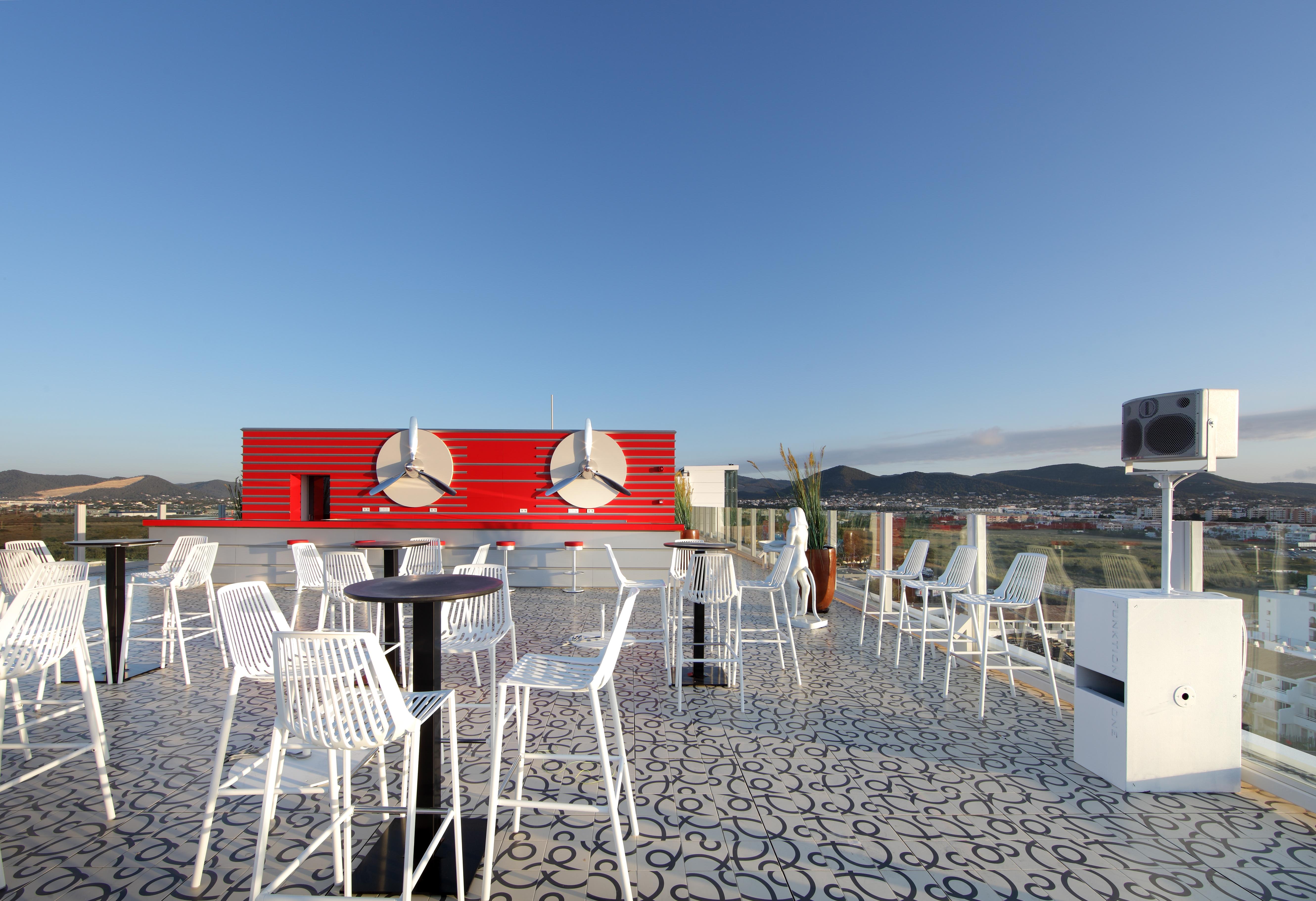 The Unexpected Ibiza Hotel - Adults Only - Formerly Ushuaia Tower Playa d'en Bossa Exterior photo Rooftop bar