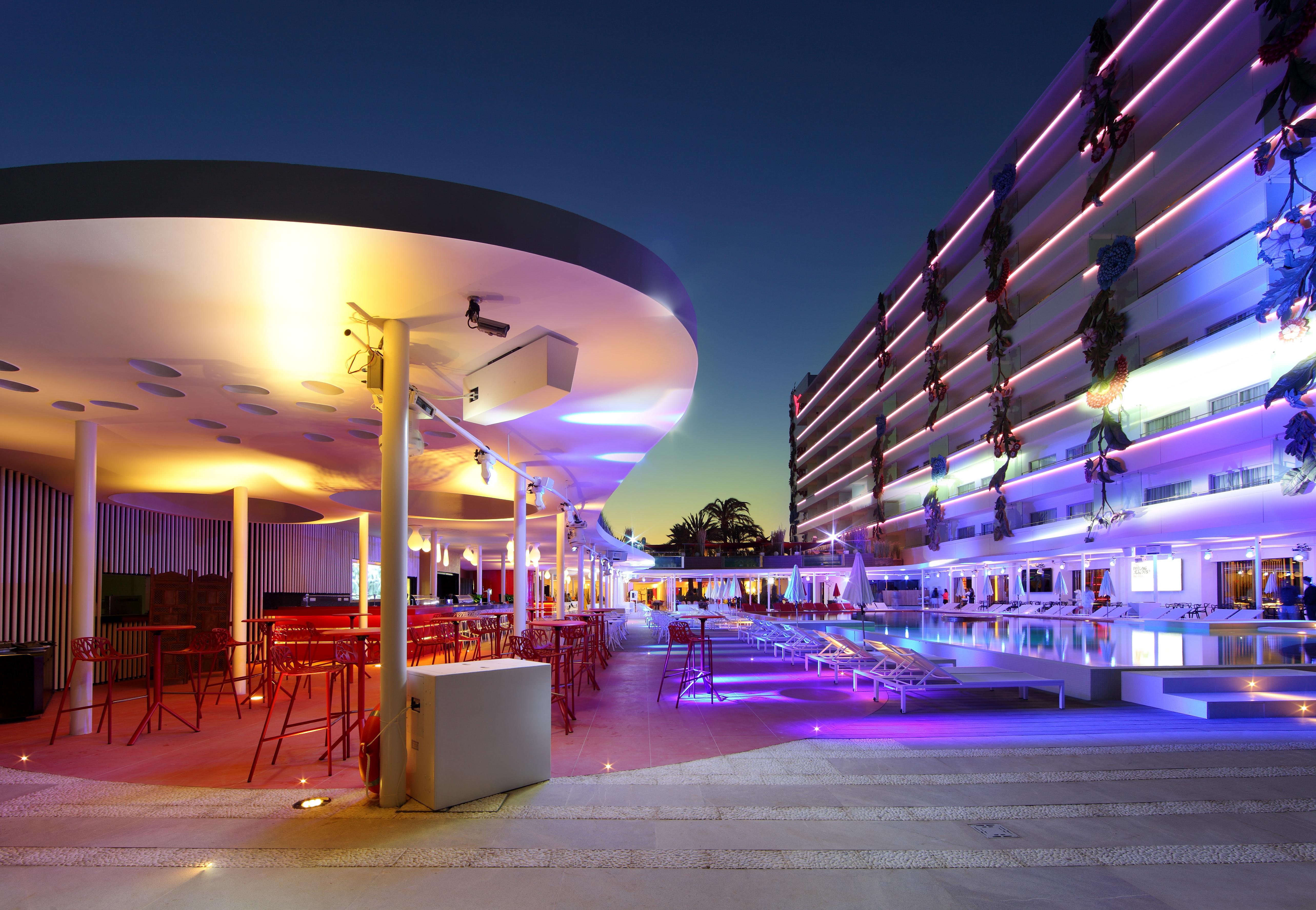 The Unexpected Ibiza Hotel - Adults Only - Formerly Ushuaia Tower Playa d'en Bossa Exterior photo The resort at night