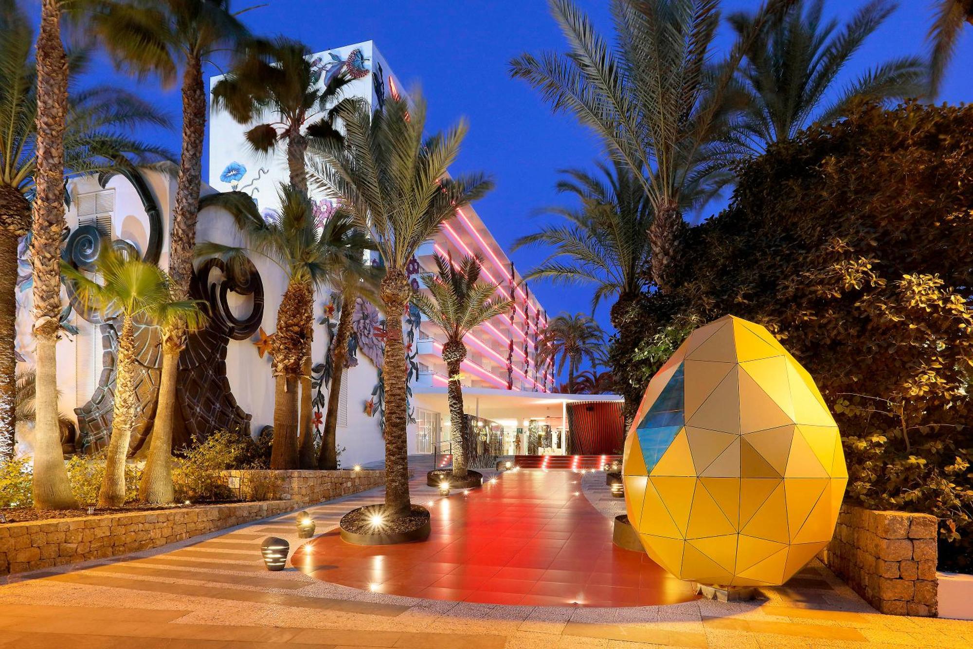 The Unexpected Ibiza Hotel - Adults Only - Formerly Ushuaia Tower Playa d'en Bossa Exterior photo The hotel at night